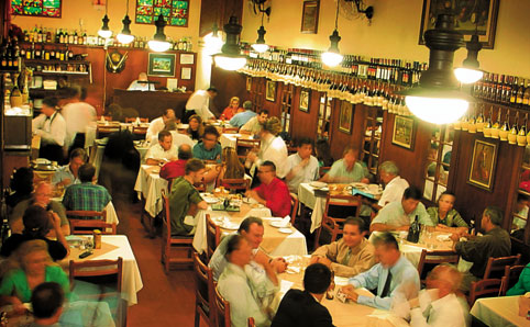 Full dining area at Cantina Roperto