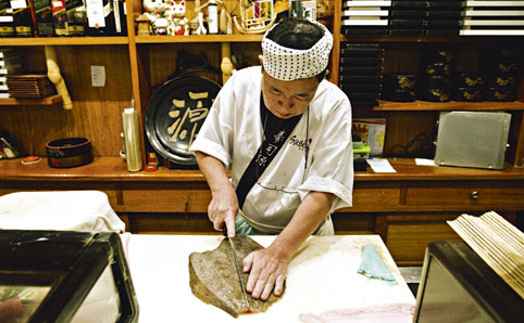 O sushiman Shimizu na bancada do restaurante Sushi Guen