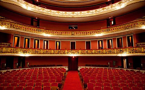 The newly-renovated interior of the Theatro Municipal