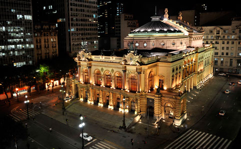 Theatro Municipal at night