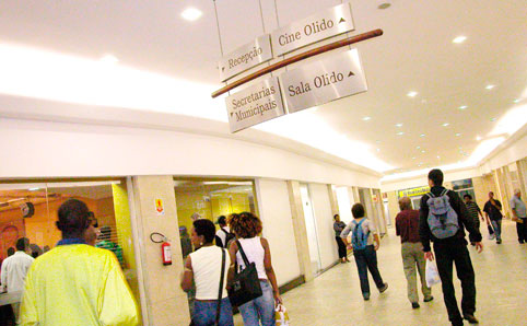 Crowds walking through Galeria Olido