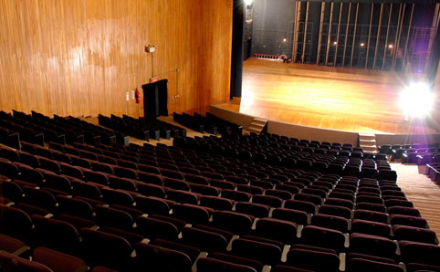 Plateia e palco do Teatro Sérgio Cardoso no Bixiga