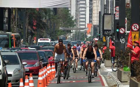 Cyclists using the CicloFaixa