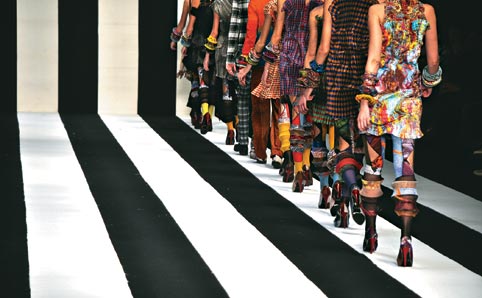 Lino Villaventura’s larger-than-life designs on the SPFW catwalk in 2010