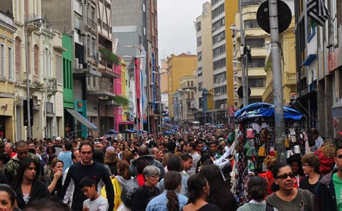 Crowds on Rua 25 de Março